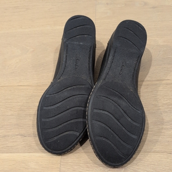 Clarks Chic Black  Leather Loafers with Stitch Detailing. Size 9.5 - Picture 3 of 6